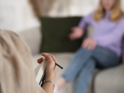 chica-joven-de-vista-lateral-hablando-con-terapeuta